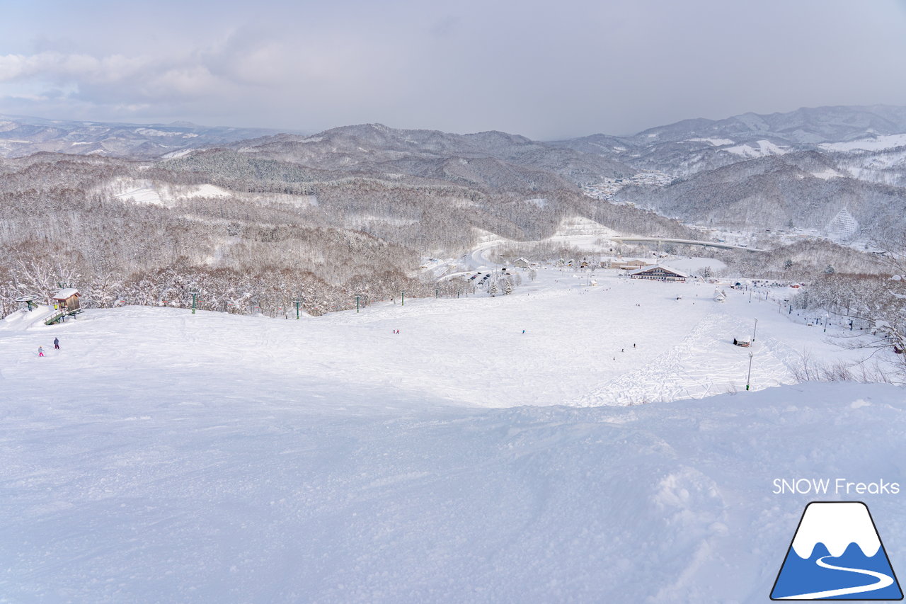 かもい岳国際スキー場｜道央自動車道・砂川スマートICから目と鼻の先。さらっさらのパウダースノーがお待ちかね(^^)v